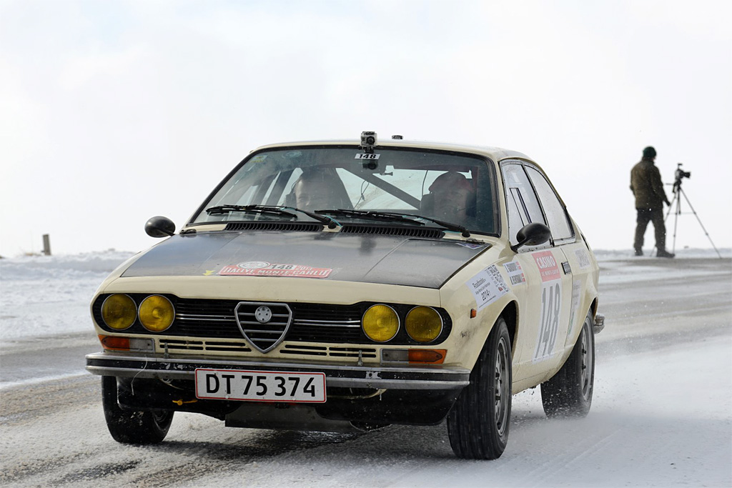 Far og søn, Jens Gandrup og Kristian Flensbak, er med deres Alfa Romeo GTV bedste danskere efter to ud af 15 specialprøver
(Foto: Michael Eisenberg)